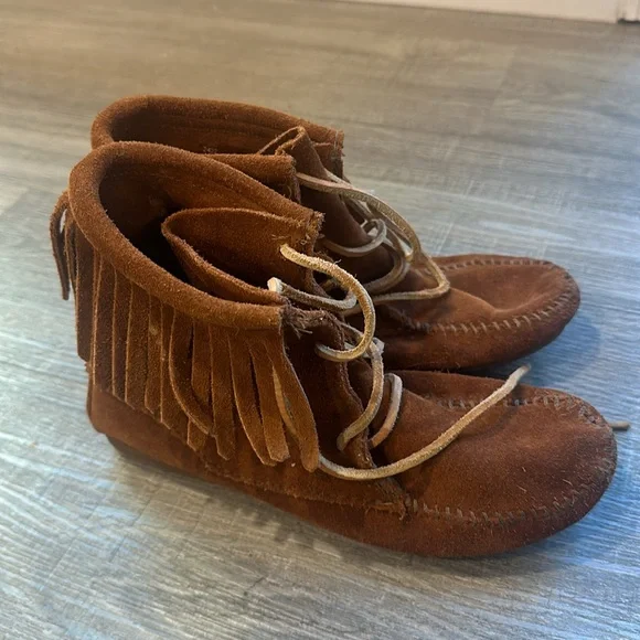 Minnetonka Little Girl’s Size 3 Shoes - Picture 4 of 7